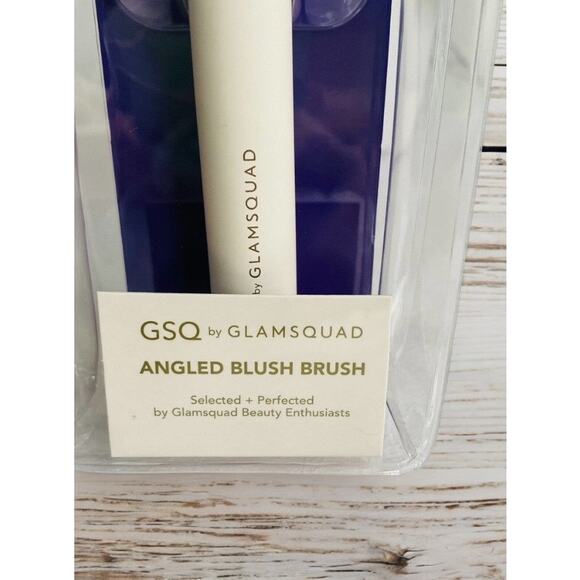 GSQ by GLAMSQUAD Angled Blush Brush Synthetic Fibers Away You Glow - Picture 2 of 6